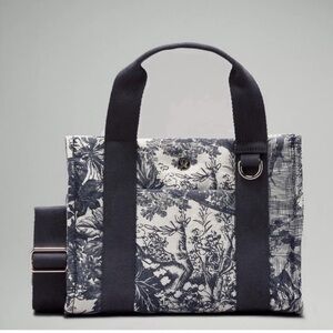 Lululemon Boxy Mini Tote 4.5L navy blue toile pattern
